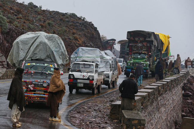 Пакистан съобщи, че е нанесъл удари по укрития на пакистански екстремисти по границата с Афганистан