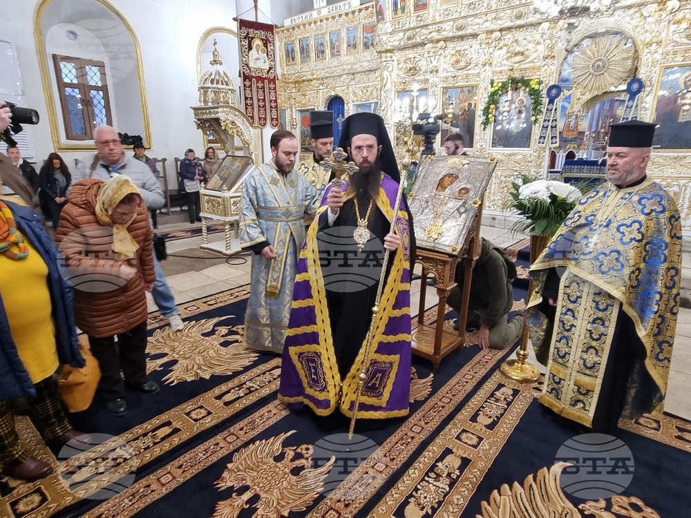 Посрещнаха иконата "Света Богородица - Златна ябълка" в Хасково