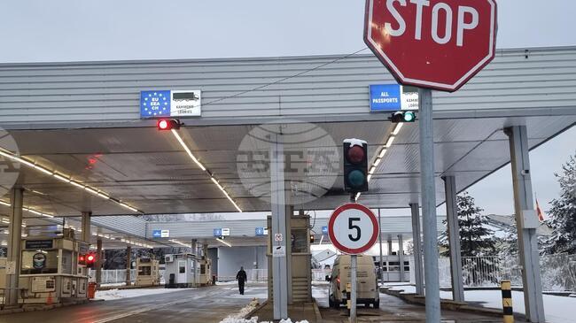 Около двайсетина камиона са отбили преди ГКПП "Гюешево", чакайки да премине протеста, затворил границата с Република Северна Македония