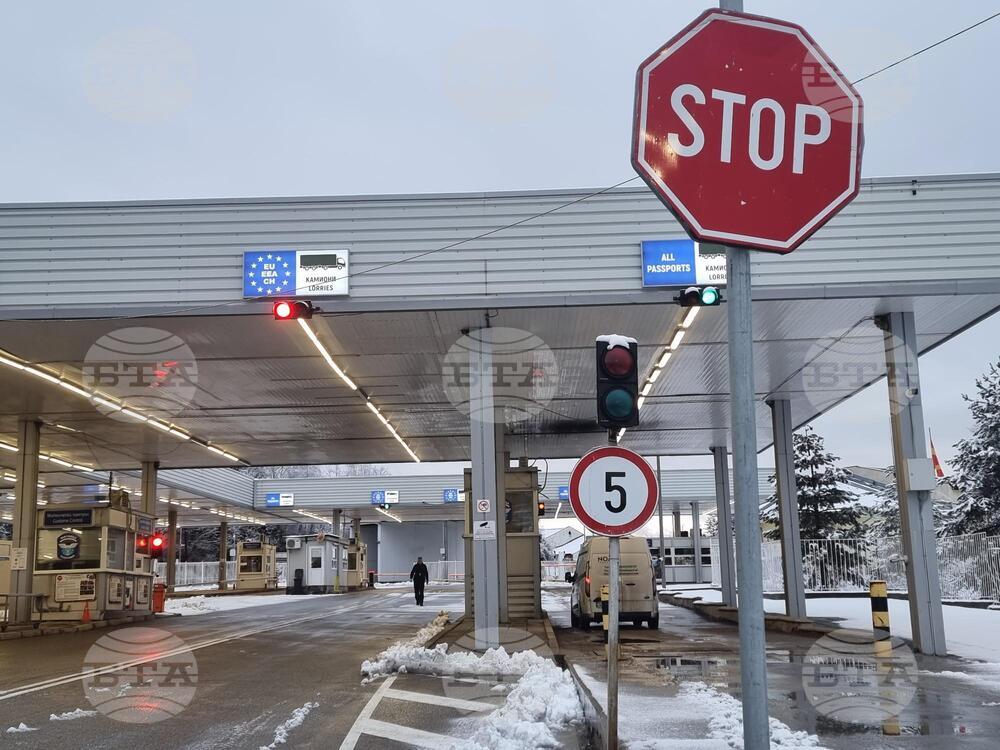 Около двайсетина камиона са отбили преди ГКПП "Гюешево", чакайки да премине протеста, затворил границата с Република Северна Македония