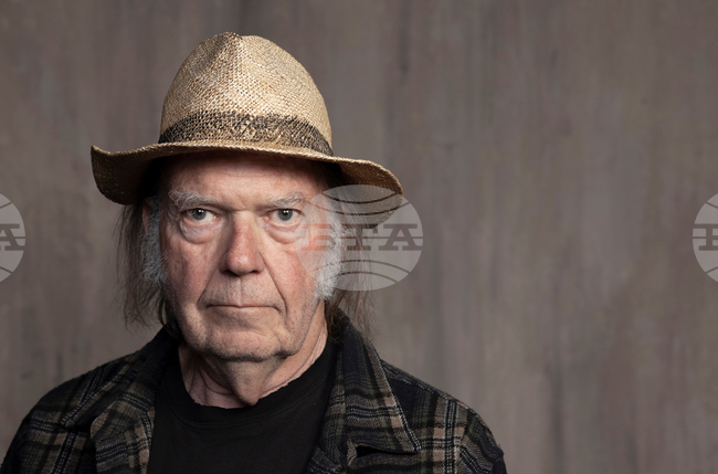 Нийл Янг предлага на гренландците свободен достъп до музикалните си архиви