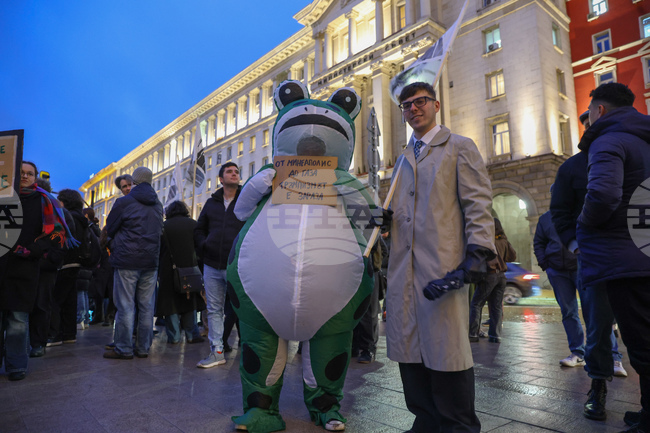 Citizens Rally Outside Parliament Against Bulgaria's Participation in US President's Board of Peace