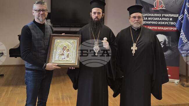 Сливенският митрополит Арсений се включи с лично дарение в кампанията за нов роял на музикалното училище в Бургас