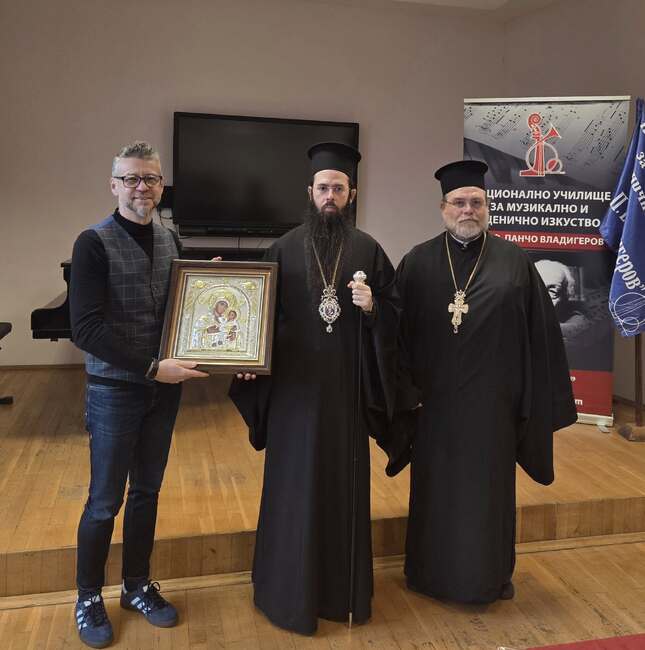 Сливенският митрополит Арсений се включи с лично дарение в кампанията за нов роял на музикалното училище в Бургас