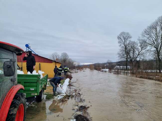 Проливни дъждове предизвикаха наводнения в Южна Румъния