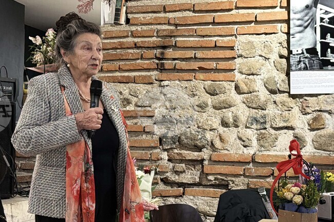 Ние споделяхме същите ценности, за които се борим и днес, каза журналистът Божана Димитрова на откриването на фотоизложбата „Разговор с вас“