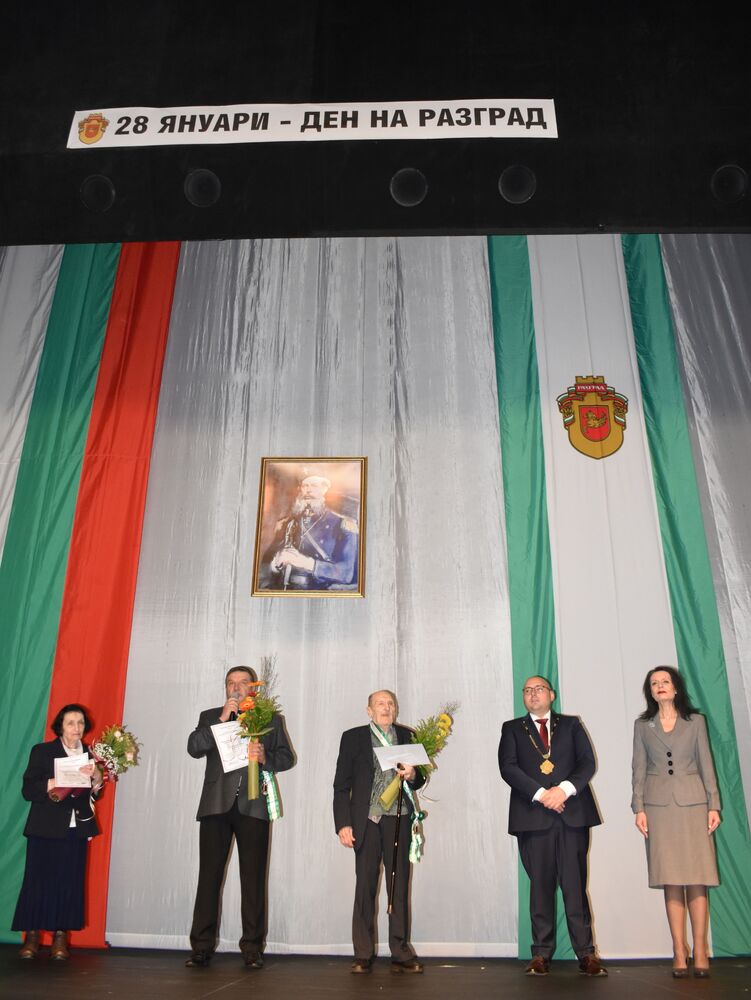 Община Разград: Под аплодисментите на пълната зала на Общинския културен център Ганчо Ганев, Светлозар Караджов и Станка Николица Спасо-Еленина(посмъртно) получиха отличието „Почетен гражданин на Разград“