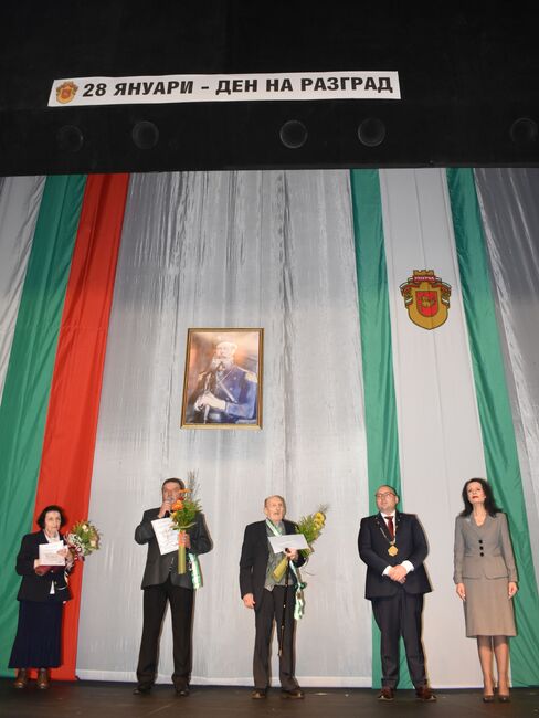 Община Разград: Под аплодисментите на пълната зала на Общинския културен център Ганчо Ганев, Светлозар Караджов и Станка Николица Спасо-Еленина(посмъртно) получиха отличието „Почетен гражданин на Разград“