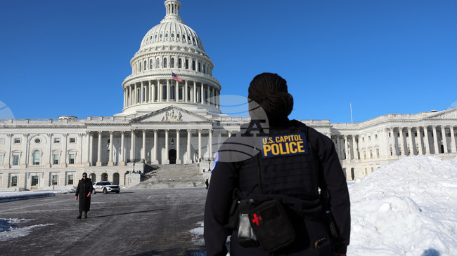 Вашингтонската полиция съобщи, че е задържала въоръжен мъж, който е тичал към сградата на Конгреса на САЩ