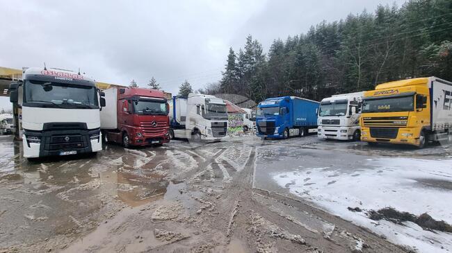 Товарни камиони, пътуващи в посока Р Северна Македония, са насочвани към места за изчакване на територията на община Кюстендил, съобщиха от полицията