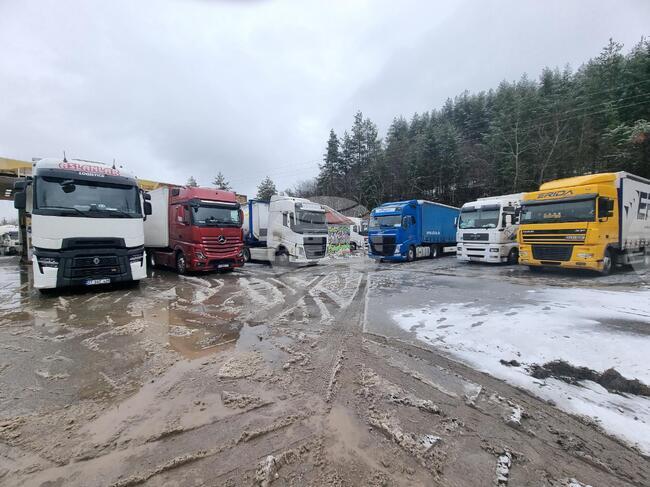 Товарни камиони, пътуващи в посока Р Северна Македония, са насочвани към места за изчакване на територията на община Кюстендил, съобщиха от полицията