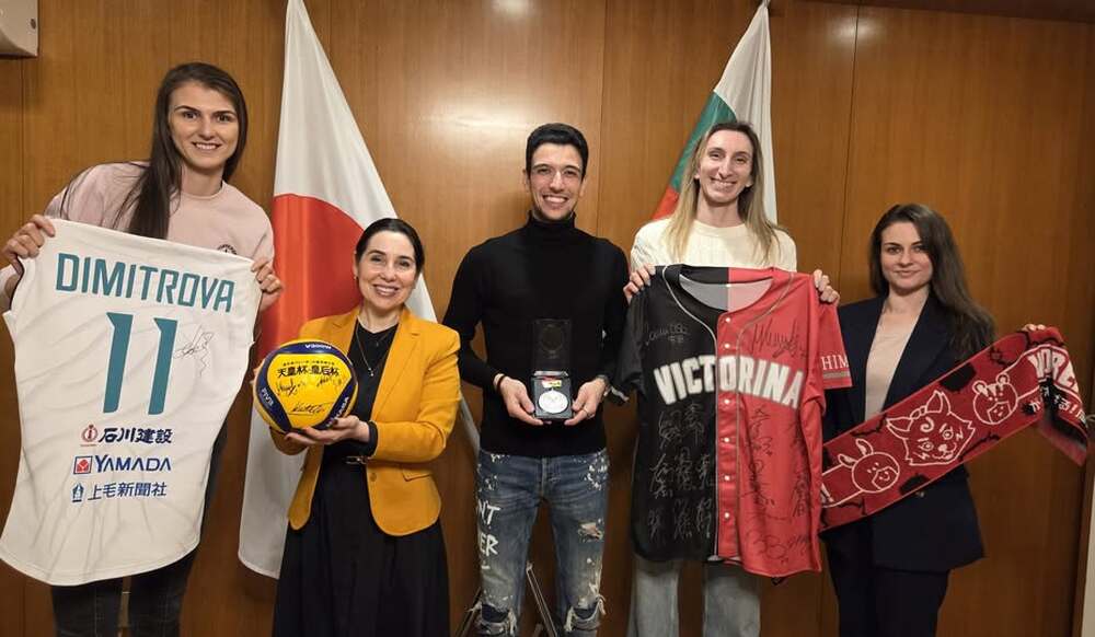 Волейболистите Мира Тодорова, Нася Димитрова и Кристиан Михайлов, които са част от японски отбори, посетиха Българското посолство в Токио