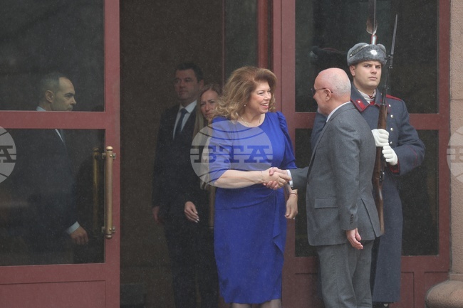 Управителят на БНБ Димитър Радев пристигна на „Дондуков“ 2 за среща с президента Илияна Йотова във връзка с назначаването на служебен кабинет