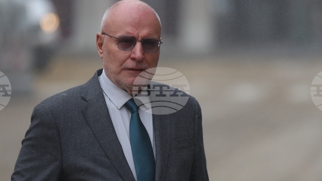 Плавният преход към еврото е резултат от натрупана устойчивост, посочва в публикация управителят на БНБ Димитър Радев