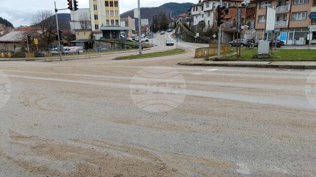 Областното пътно управление в Смолян спря всекидневното опесъчаване в града и Пампорово