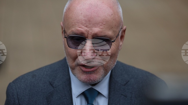 Българските граждани дават много добър пример на политиците, каза управителят на БНБ Димитър Радев относно процеса по въвеждане на еврото