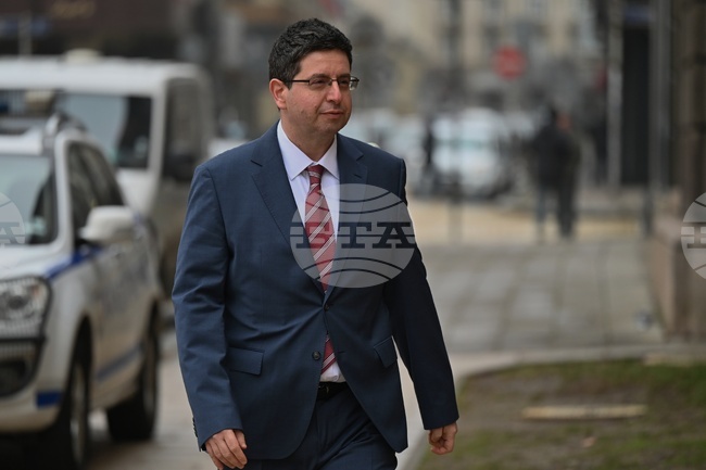 Подуправителят на БНБ Петър Чобанов пристигна на „Дондуков“ 2 за среща с президента Илияна Йотова във връзка с назначаването на служебен кабинет