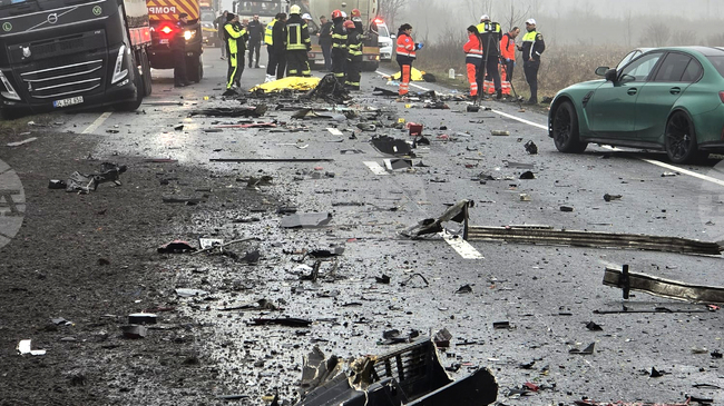 Оцелял от катастрофата в Румъния, при която загинаха седем фенове на ПАОК, твърди, че автоматично блокиране на волана може да е причинило трагедията