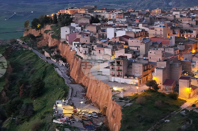 Свлачище продължава да заплашва град в Сицилия