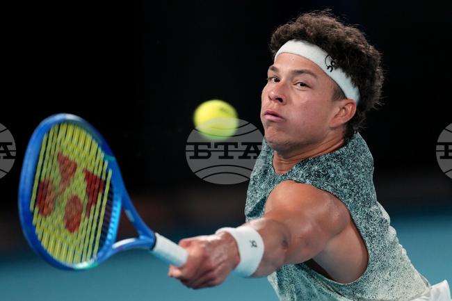 Водачът в схемата Бен Шелтън наниза 21 аса и се класира за четвъртфиналите на турнира по тенис в Хюстън