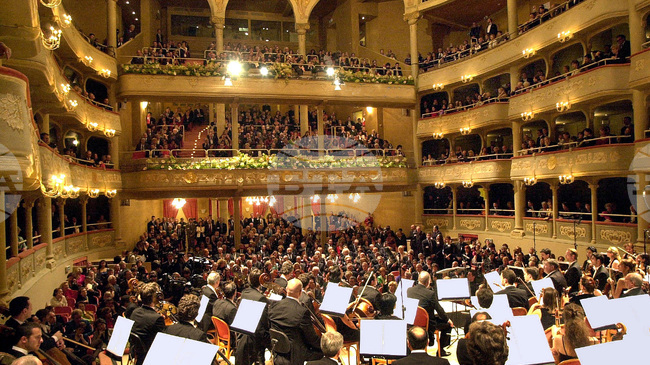 Венецианският оперен театър „Ла Фениче“ изгаря до основи преди 30 години