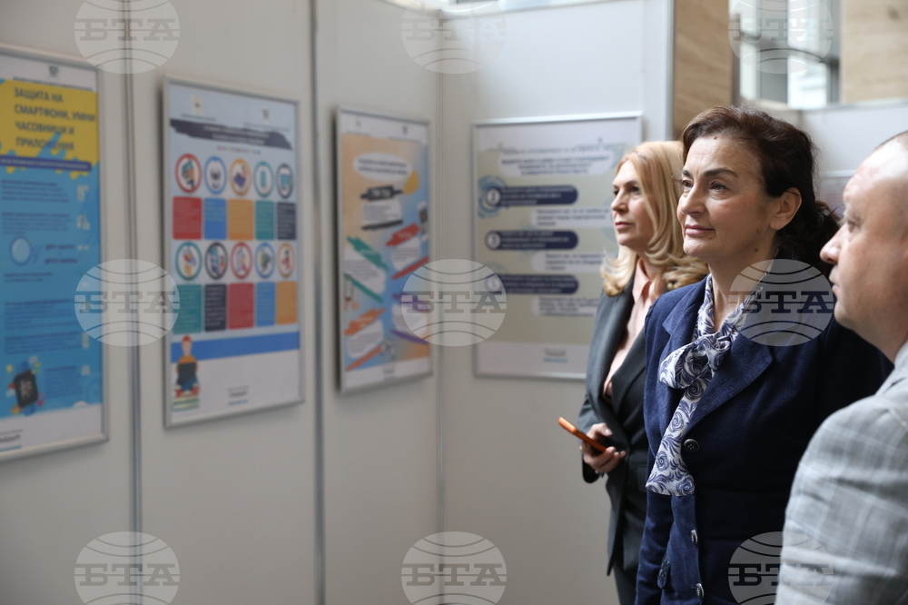 Народно събрание - изложба - „Заедно в борбата с кибертормоза на деца”