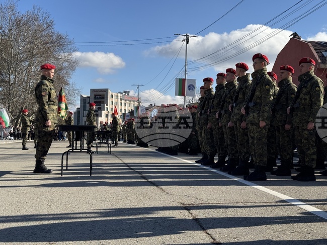 Над сто новопостъпили военнослужещи от 61-ва Стрямска механизирана бригада положиха военна клетва в Павел баня