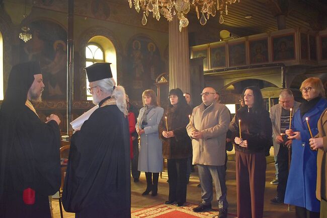 Община Разград: С водосвет и заупокойна молитва в църквата започна празничният 28 януари