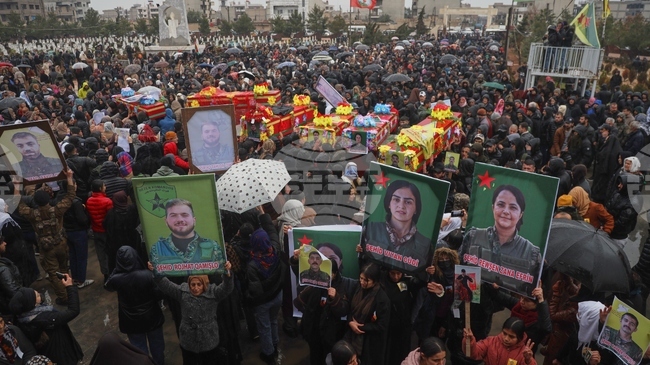 Хиляди хора демонстрираха в Сирия в подкрепа на кюрдското единство преди влизането в сила на споразумението с централната власт в Дамаск