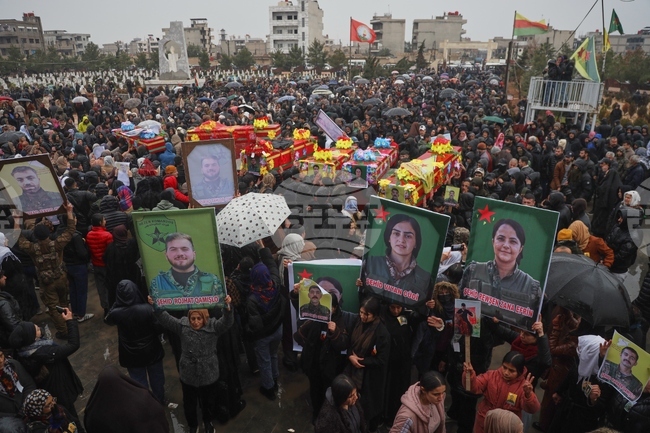 Хиляди хора демонстрираха в Сирия в подкрепа на кюрдското единство преди влизането в сила на споразумението с централната власт в Дамаск