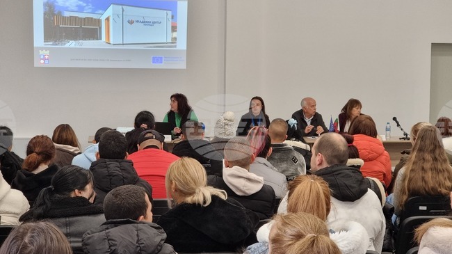 На информационна среща в Кюстендил представиха обучителни курсове по компютърна грамотност и английски език