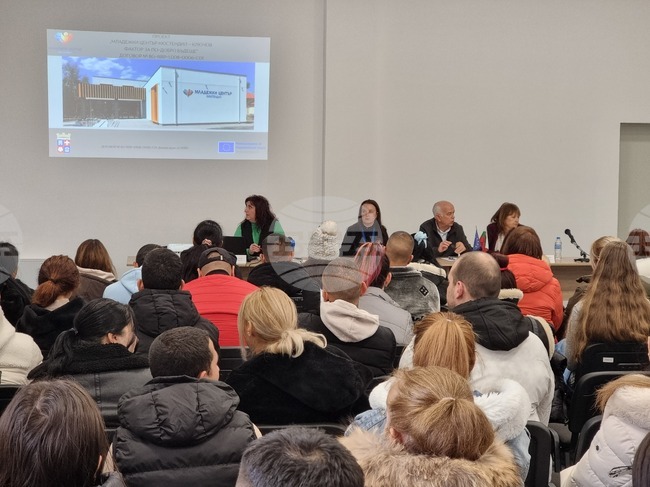 На информационна среща в Кюстендил представиха обучителни курсове по компютърна грамотност и английски език