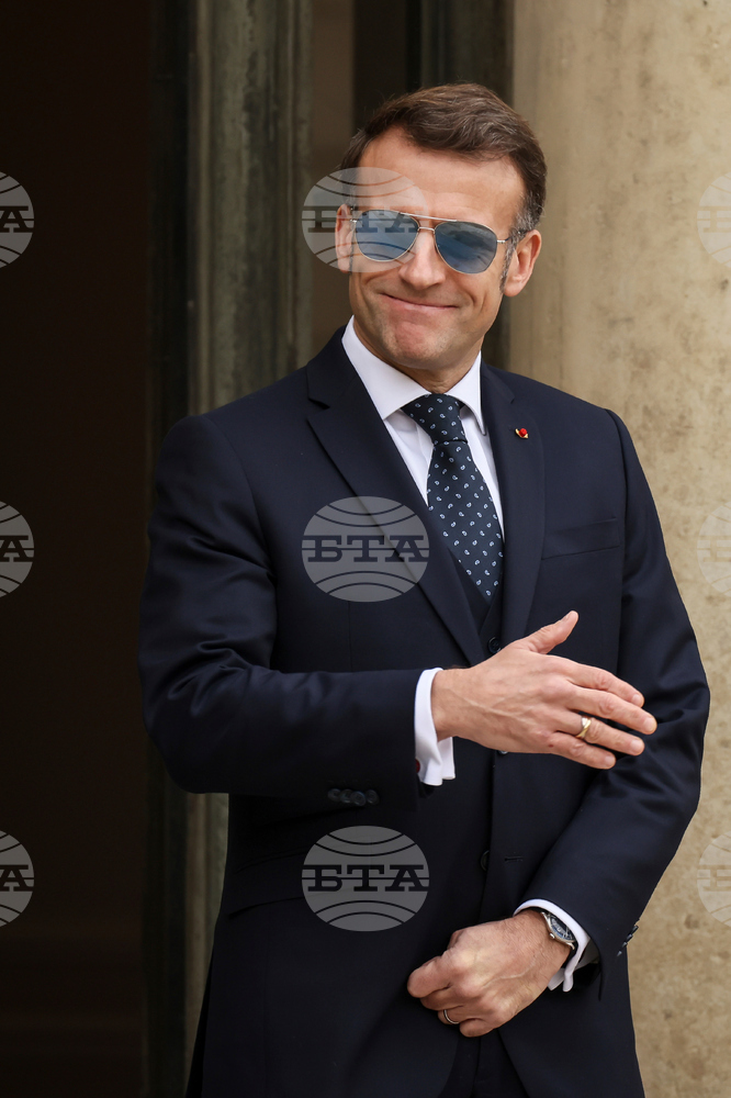 Френска студентка, която дръзнала да връчи автобиографията си на Макрон в кулоарите на международен форум, започва стаж в Елисейския дворец