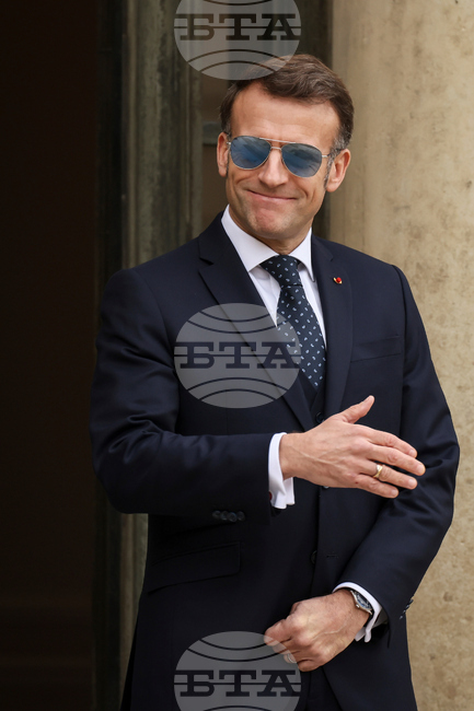 Френска студентка, която дръзнала да връчи автобиографията си на Макрон в кулоарите на международен форум, започва стаж в Елисейския дворец