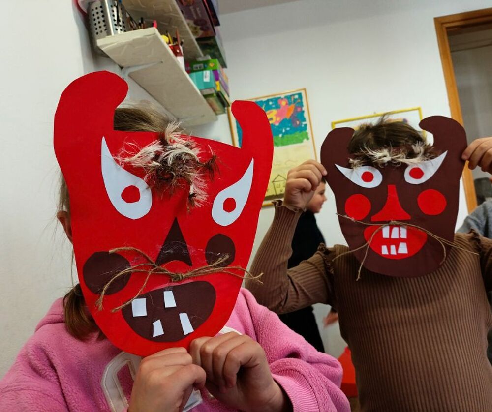 Кукерски маски изработваха възпитаници на училище „Никола Вапцаров“ в Никозия, Кипър
