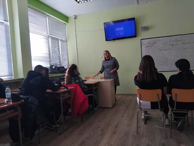 Съдия от Окръжен съд Добрич разговаря с ученици от СУ „Св. св. Кирил и Методий“