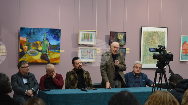 Регионалната библиотека в Кюстендил получи ново дарение от книги и албуми