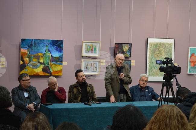 Регионалната библиотека в Кюстендил получи ново дарение от книги и албуми