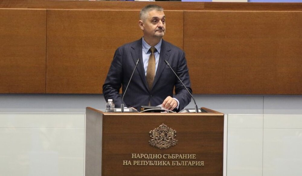 Кирил Добрев: Въвеждаме единен регистър на тротинетките и край на нормативния хаос