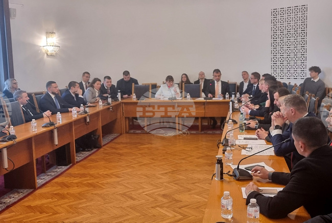 Правната комисия разглежда на извънредно заседание два законопроекта за промени в Изборния кодекс, внесени от "Възраждане" и ПП-ДБ