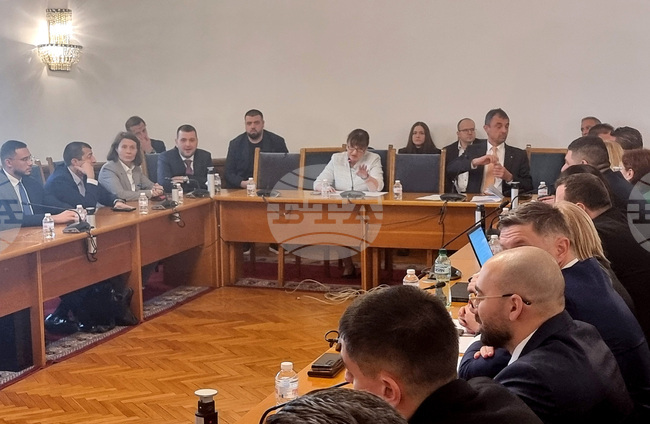 Правната комисия реши на първо четене да има до 20 секции извън дипломатическите представителства в страни, които са извън ЕС