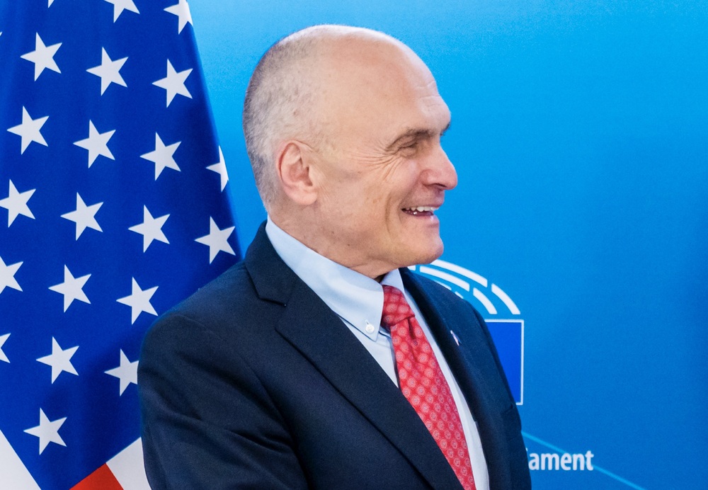 Искаме сътрудничество с Европа, промени в европейското законодателство ще бъдат от голяма полза, каза посланикът на САЩ в ЕС