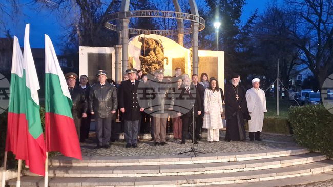 С факелно шествие и проверка-заря Разград чества Деня на града и 148 години от Освобождението 