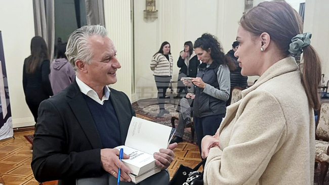 Книгите могат да ни направят по-чувствителни, каза писателят Захари Карабашлиев в Добрич