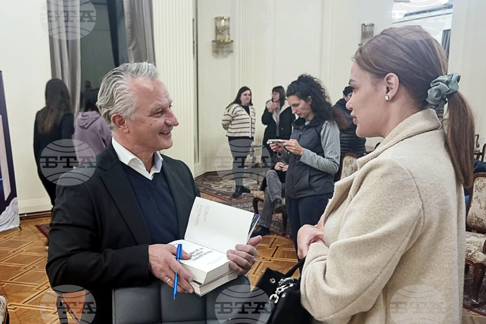 Книгите могат да ни направят по-чувствителни, каза писателят Захари Карабашлиев в Добрич