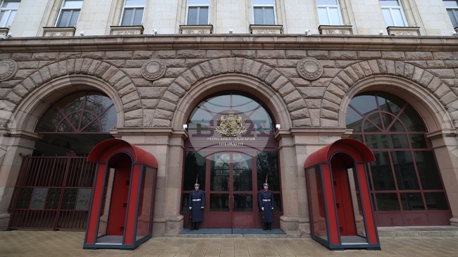 Зам.-председателят на Сметната палата Маргарита Николова пристигна на „Дондуков“ 2 за среща с президента Илияна Йотова относно служебния кабинет