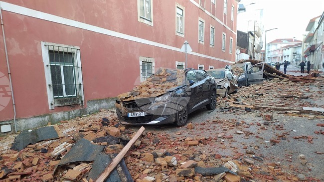 Повече от 400 000 души в Португалия все още са без електричество, след като бурята "Кристин" връхлетя страната