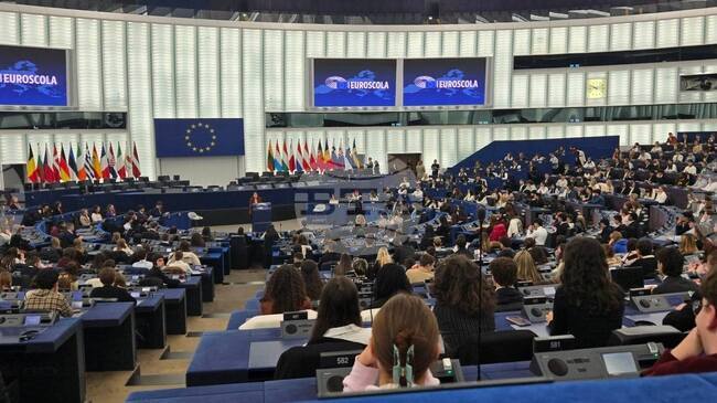 Ученици от Свищов участваха в сесията организирана от Европейския парламент „Евроскола“ в Страсбург