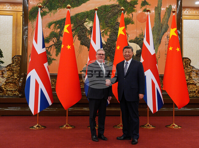 Киър Стармър и Си Цзинпин се договориха в Пекин за безвизови пътувания в Китай и по въпроса за китайските мита върху уискито