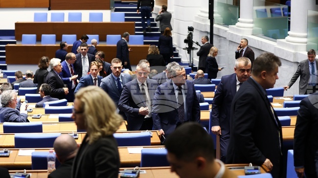 Заседанието на парламента беше прекъснато заради напрежение в пленарната зала между депутати от "Възраждане" и АПС 